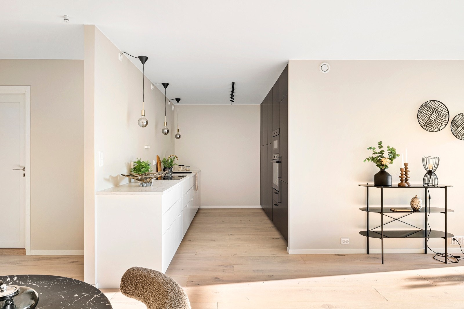 Kjøkkenet er i en åpen løsning, men samtidig godt tilbaketrukket fra stuen. Galleribilde