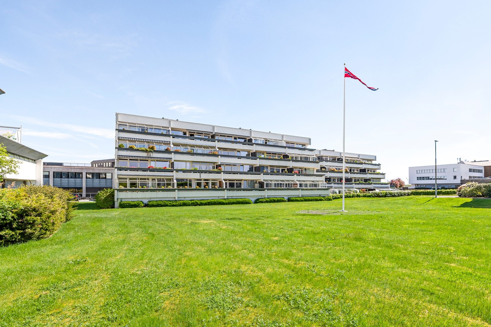 Eiendommen ligger i et barnevennlig og populært boligområde, nær skole, barnehage og butikker. Galleribilde