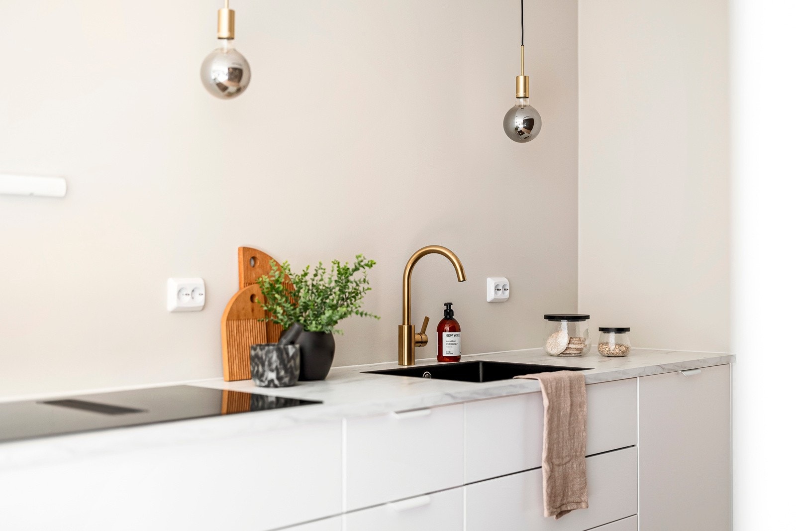 Benkeplaten er av lys laminat, og har nedfelt platetopp med integrert kullfilterventilator, samt sort oppvaskkum. Galleribilde