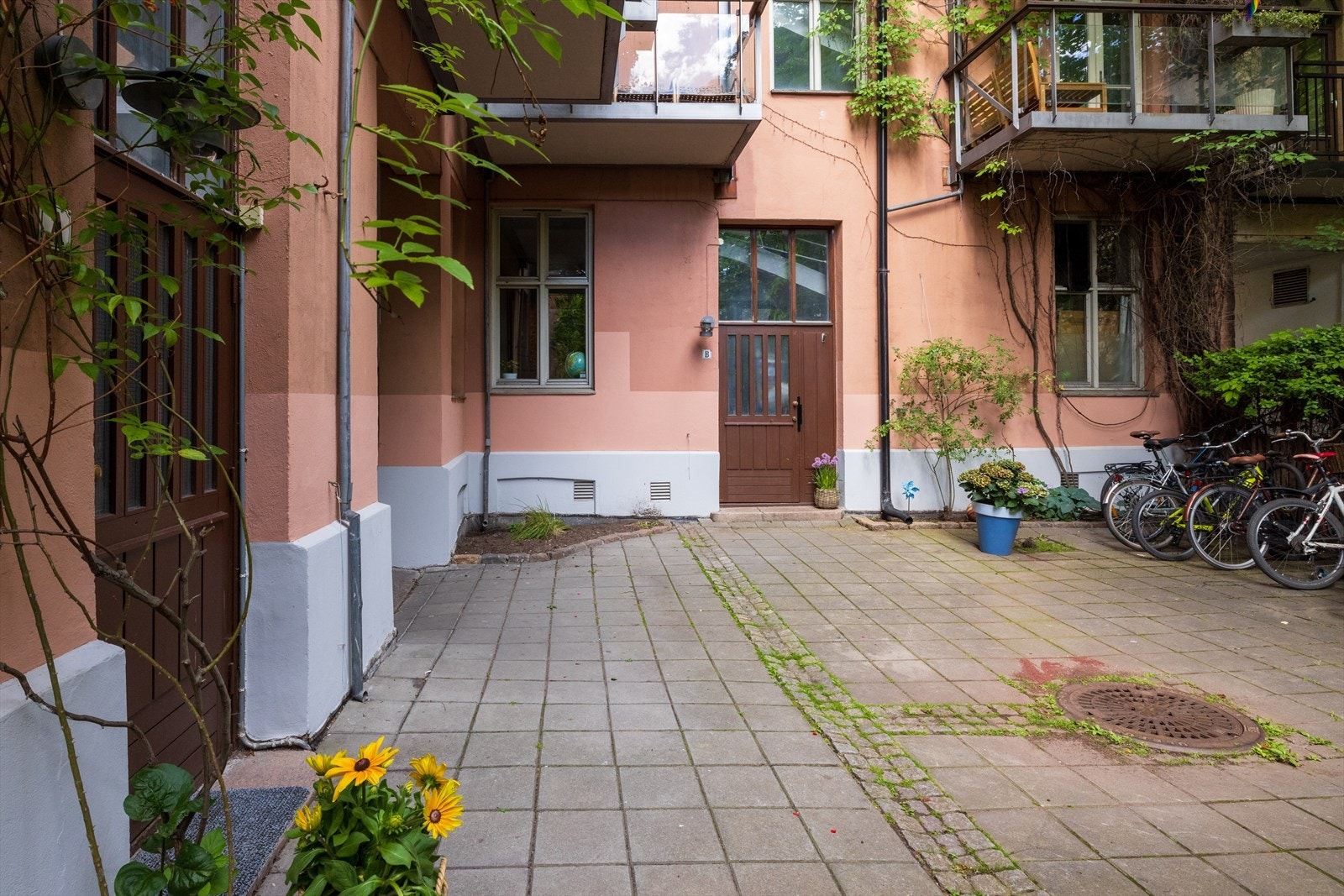 Begge soverom vender inn mot rolig bakgård Galleribilde