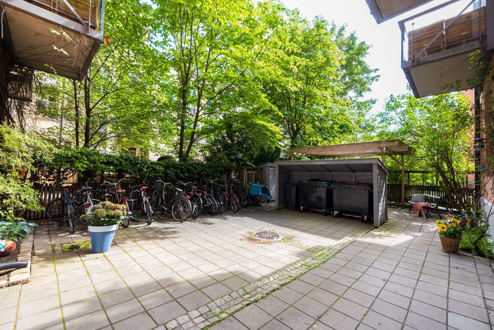 Rolig felles bakgård Galleribilde