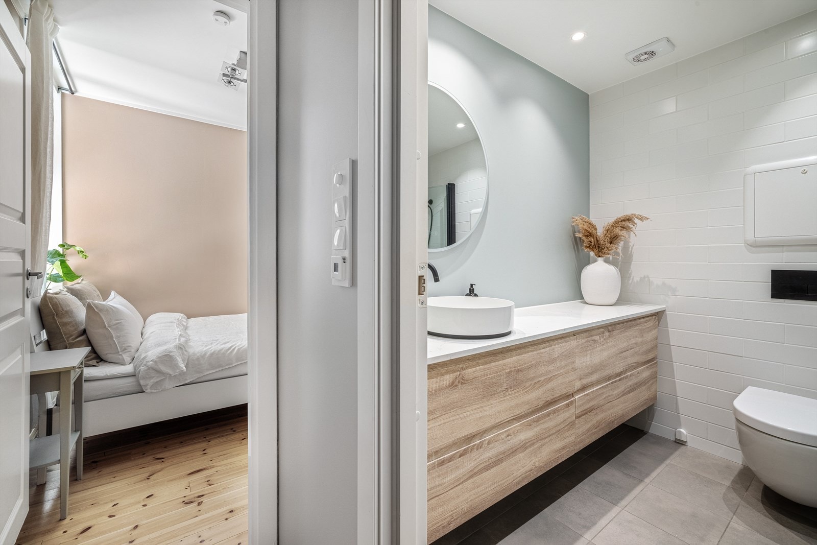 Lekkert bad fra 2019 med varmekabler i gulv og downlights i himling. Galleribilde