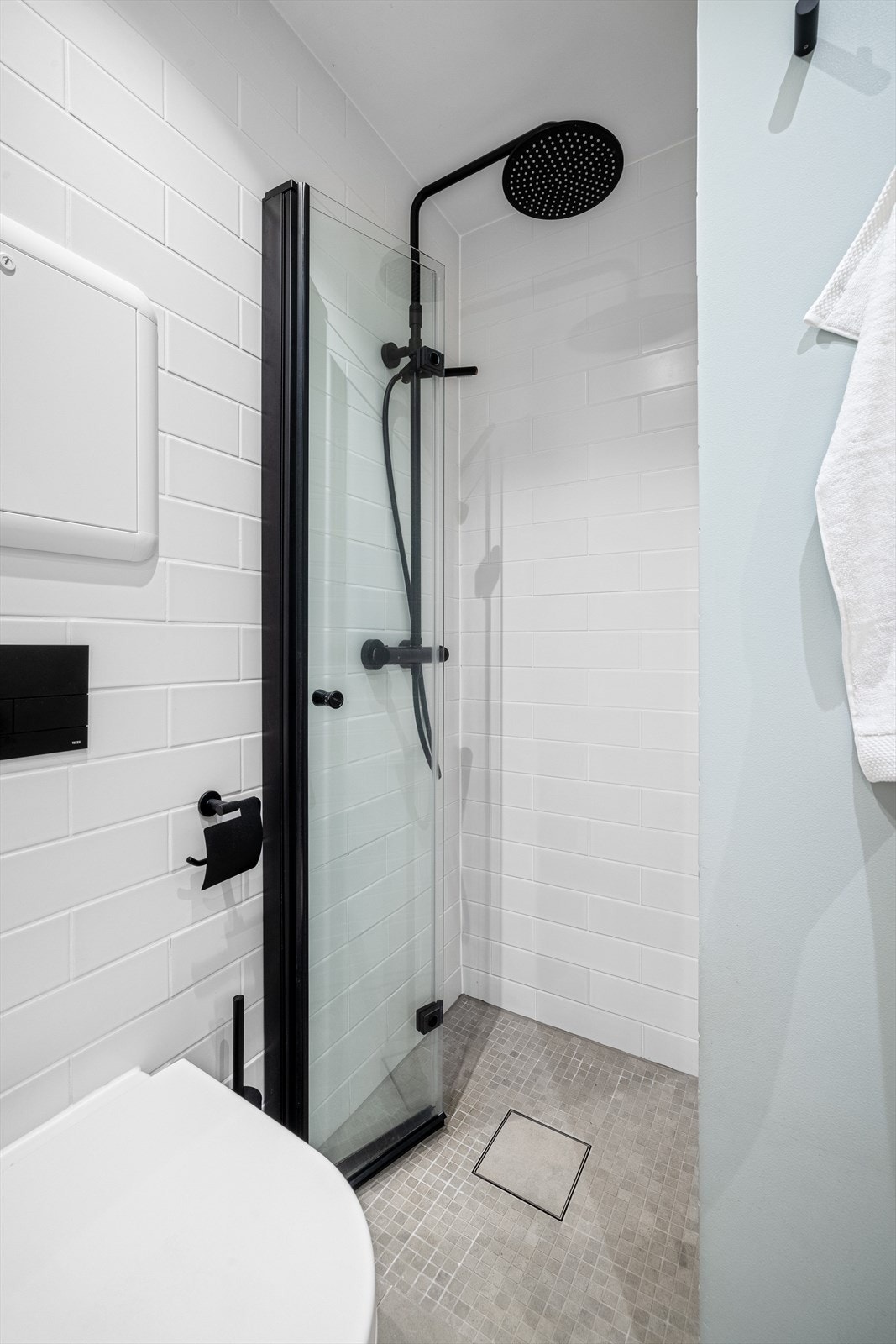 Badet har et gjennomført interiør med pene overflater. Sort finish på overflater og utstyr. Galleribilde