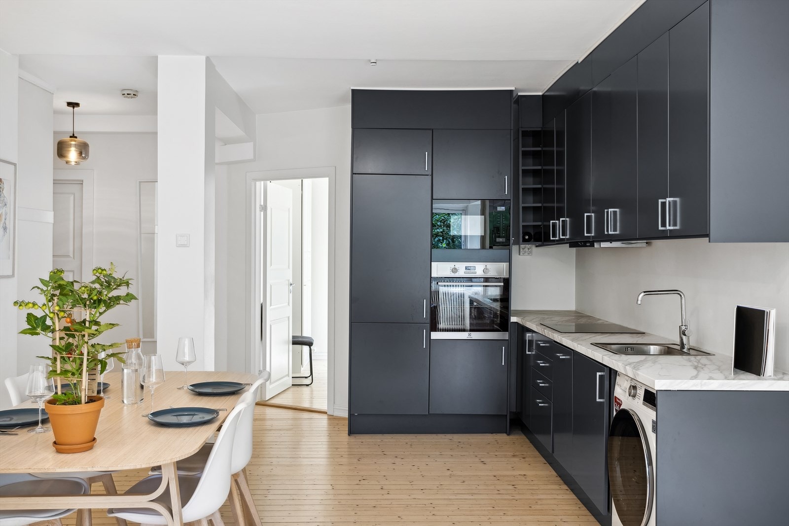 Kjøkkenet inneholder ventialtor med kullfilter, platetopp, stekeovn og mikrobølgeovn. Galleribilde