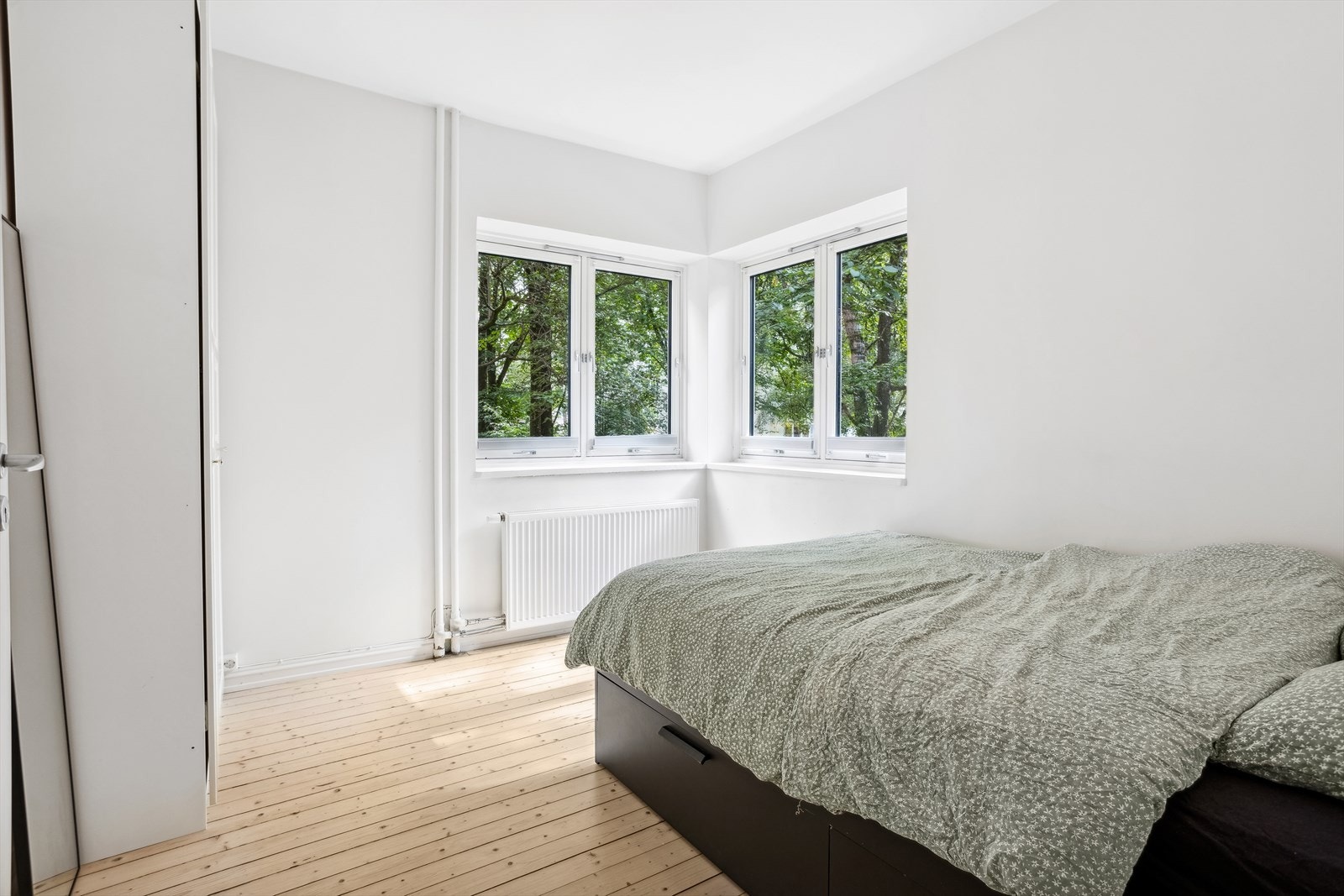 Hovedsoverommet har store vinduer som flommer rommet med naturlig lys. Galleribilde