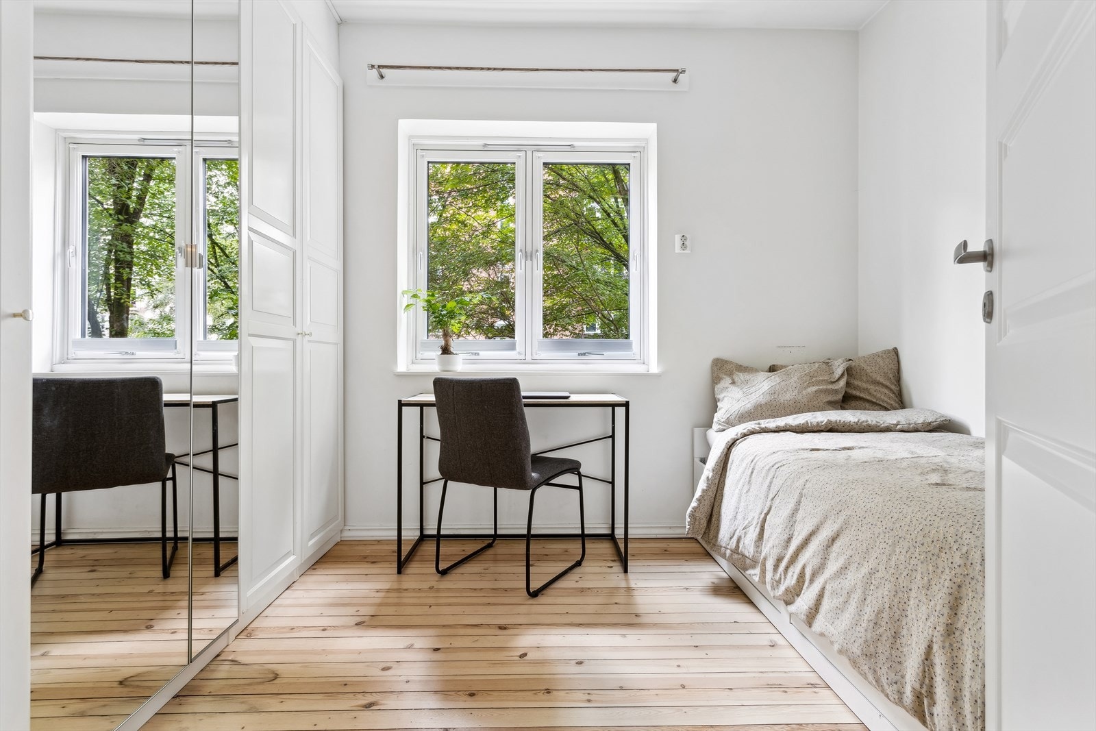 I det andre soverommet er det plass til seng, skrivebord og gardeobeskap. Galleribilde