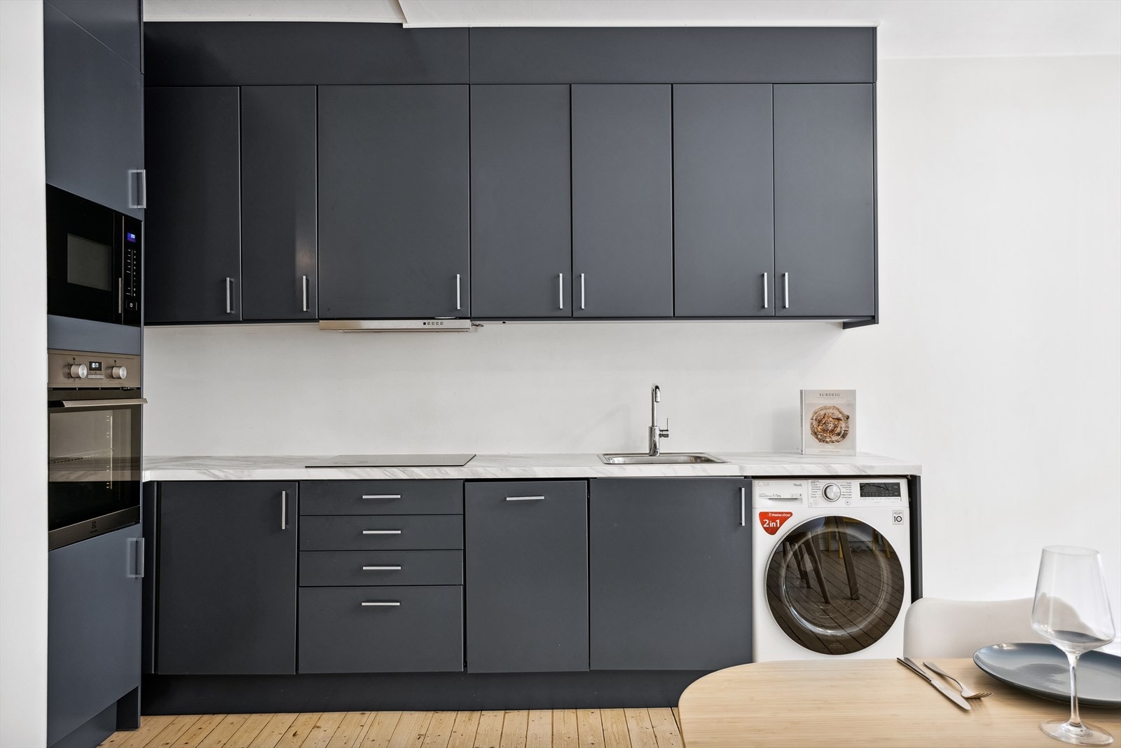 Kjøkkeninnredning fra Epoq - oppgradert i 2022 med glatte folierte fronter. Opplegg for vaskemaskin og oppvaskmaskin. Galleribilde