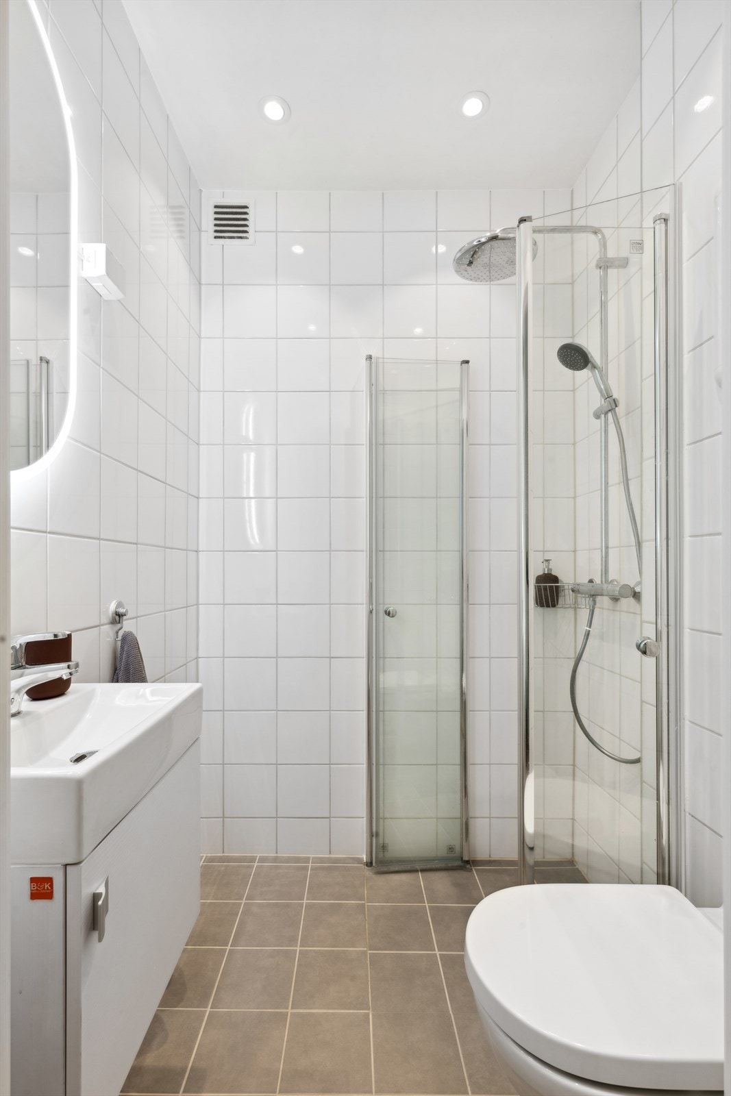 Pent fliselagt bad med varmekabler. Galleribilde