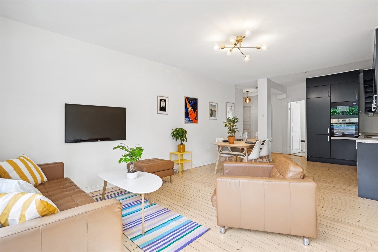 Leiligheten har en åpen kjøkken/stue løsning. Galleribilde