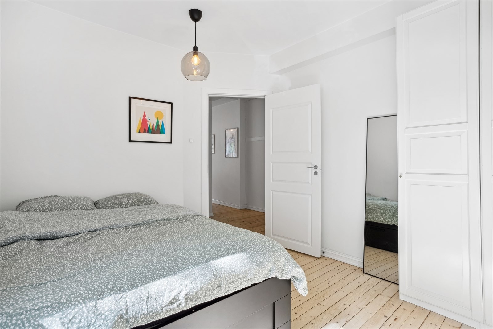 God plass til dobbeltseng og garderobeskap. Galleribilde