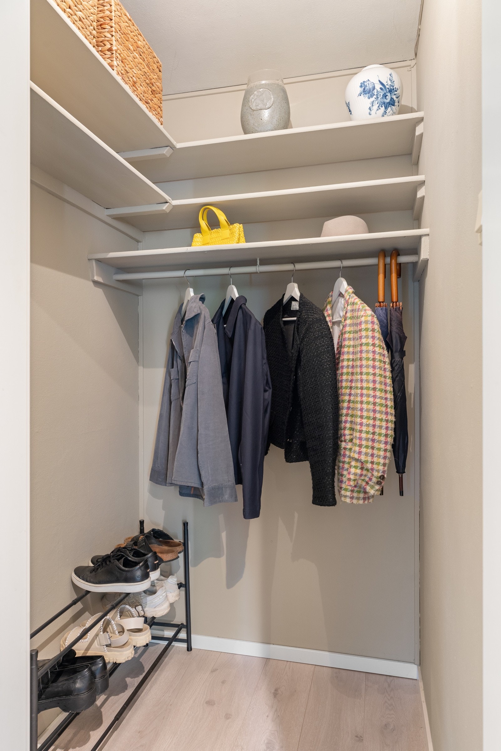 Praktisk garderobe i tilknytning til entréen Galleribilde