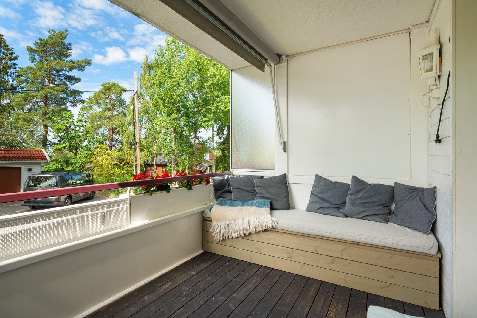 Utgang fra stue til overbygget balkong på ca. 8 m² Galleribilde
