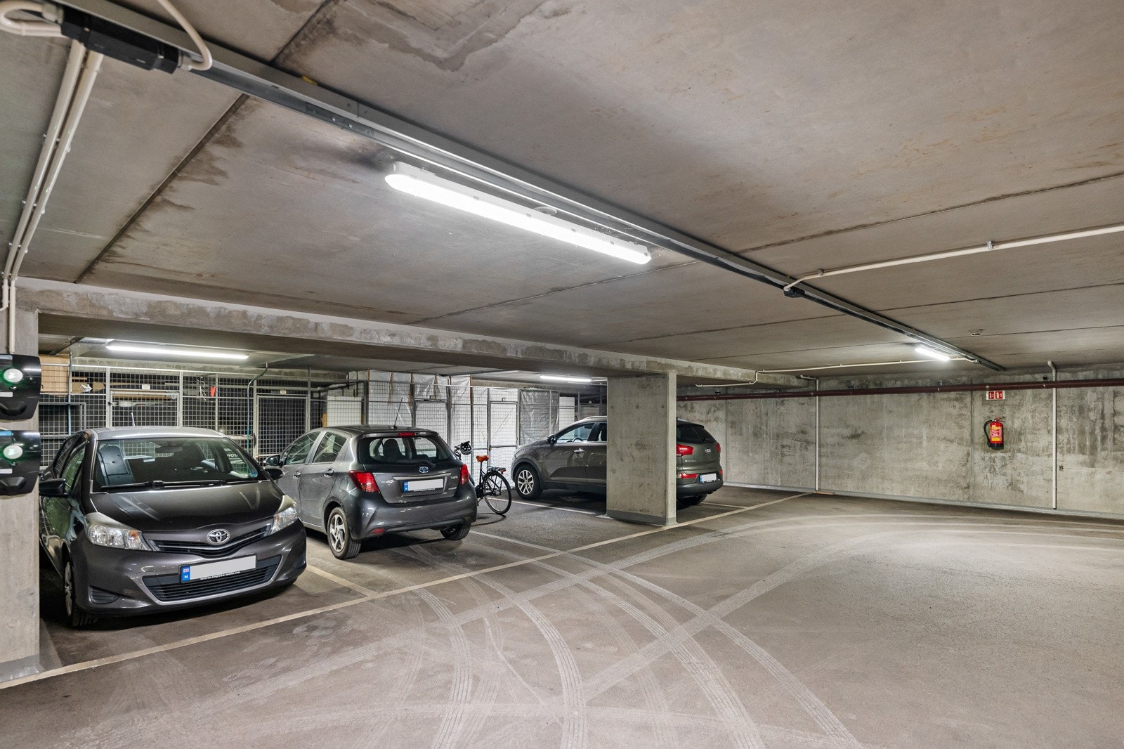 Leiligheten disponerer egen biloppstillingsplass i et felles garasjeanlegg, med elbillader Galleribilde