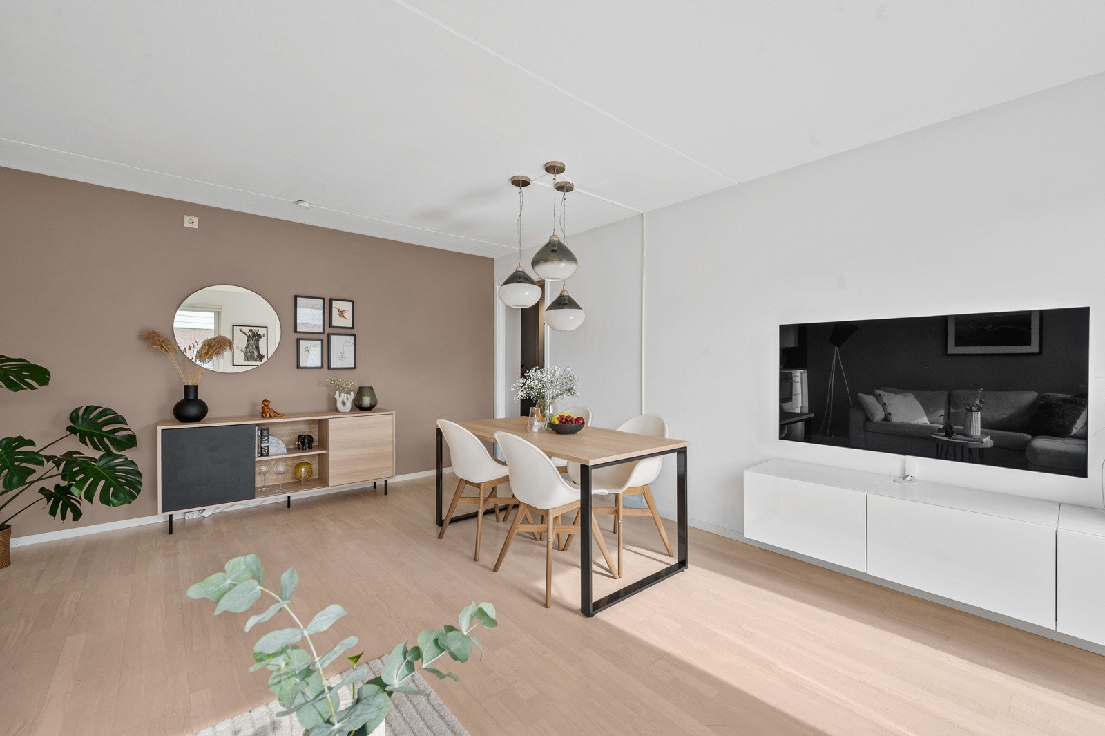 Rommet innredes enkelt med både spisebord og en stor sofagruppe Galleribilde