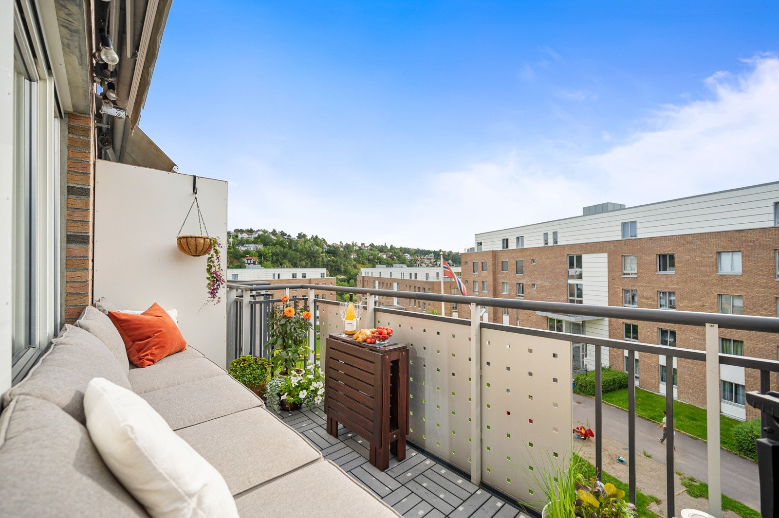 Fra stuen er det utgang til en sørvestvendt balkong på ca. 7,5 kvm med sol fra 12 til 21 på sommerstid Galleribilde