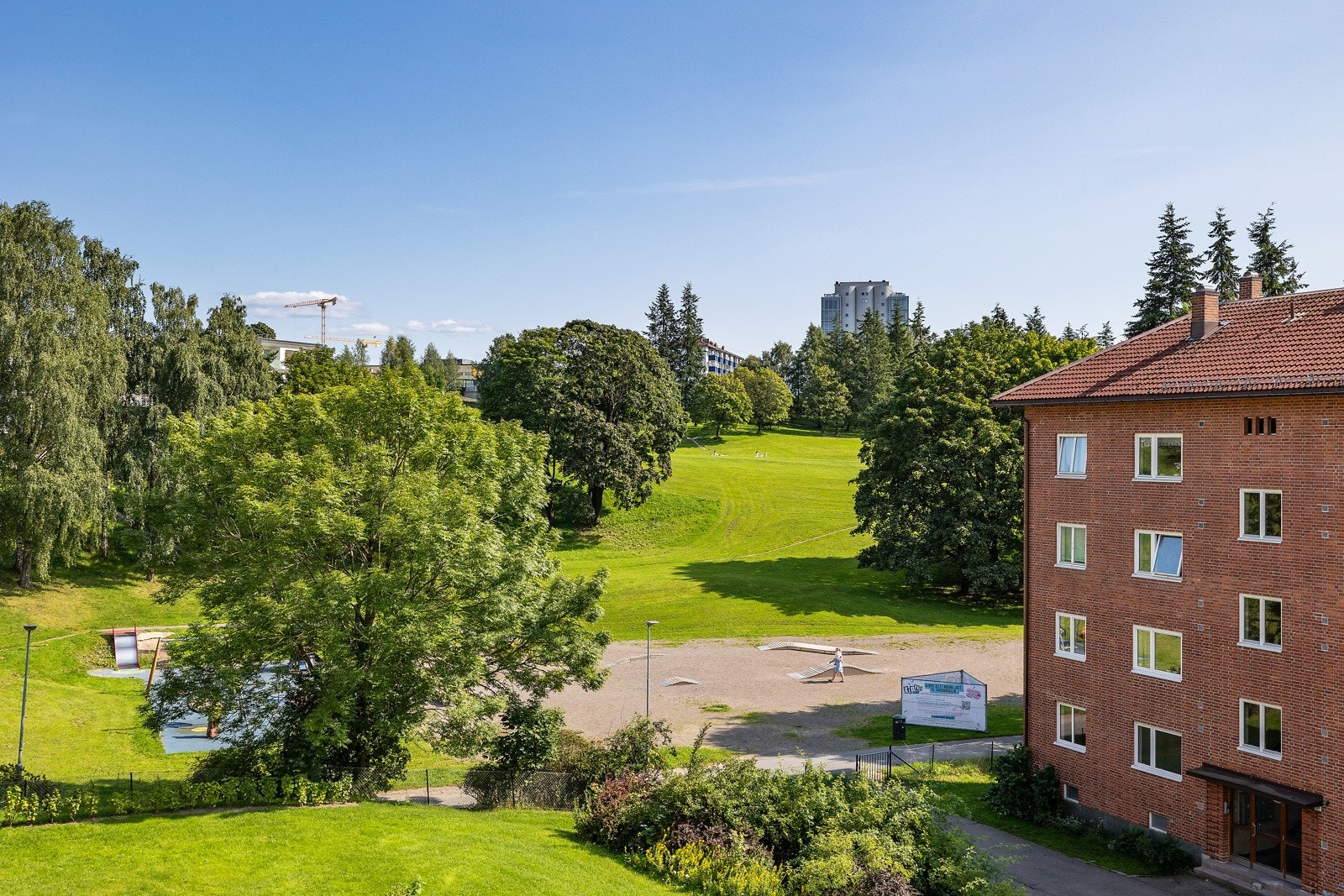 Fra balkongen har man spesielt hyggelig utsikt utover felles grøntarealer og Torshovdalen. Galleribilde