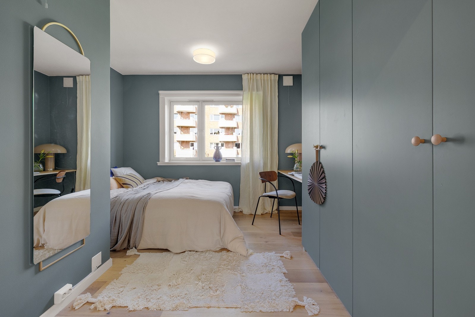 Luftig og pent soverom med god plass til dobbeltseng. Galleribilde