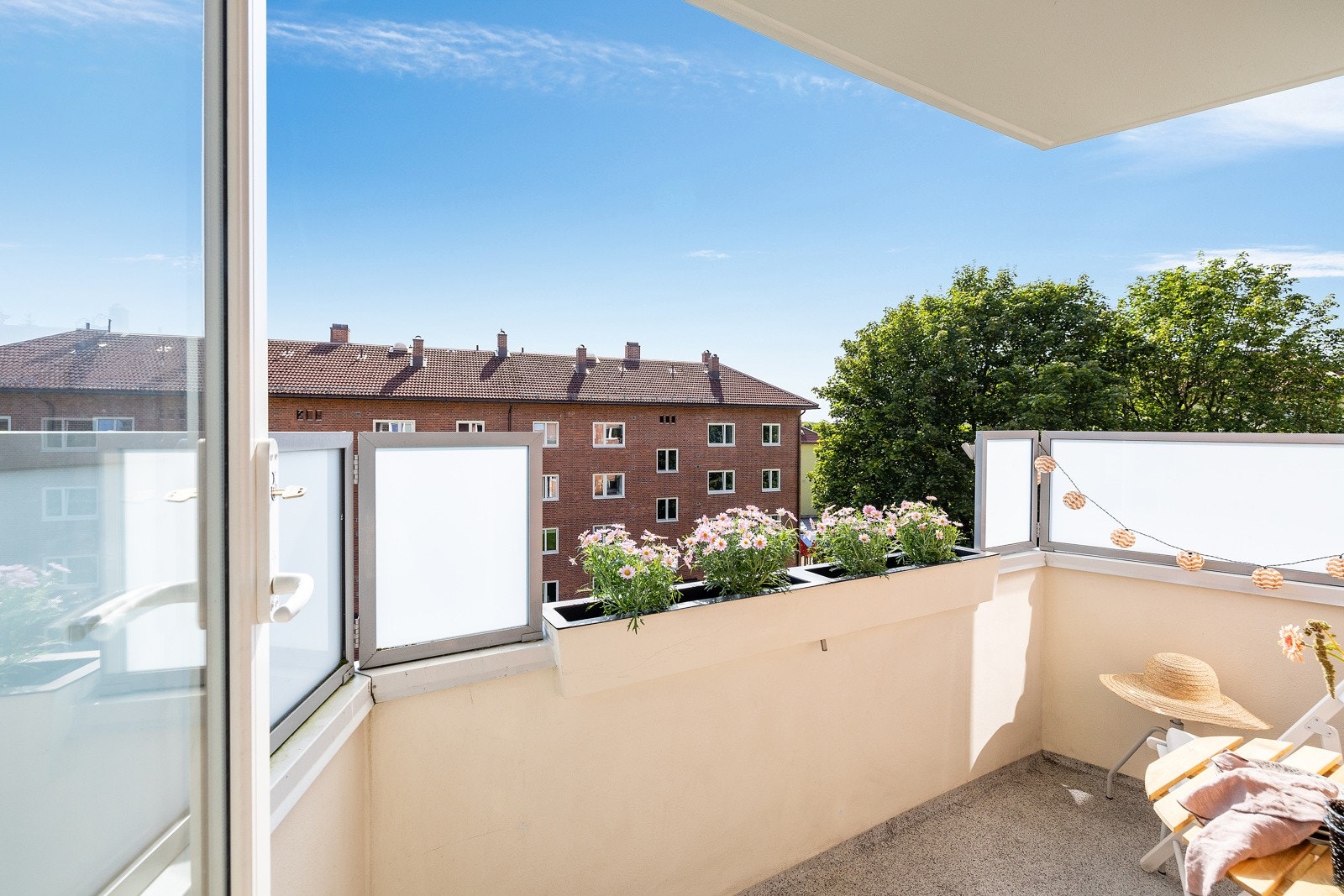 Balkongen ligger sydvendt, noe som sørger for mange timer med sol. Galleribilde