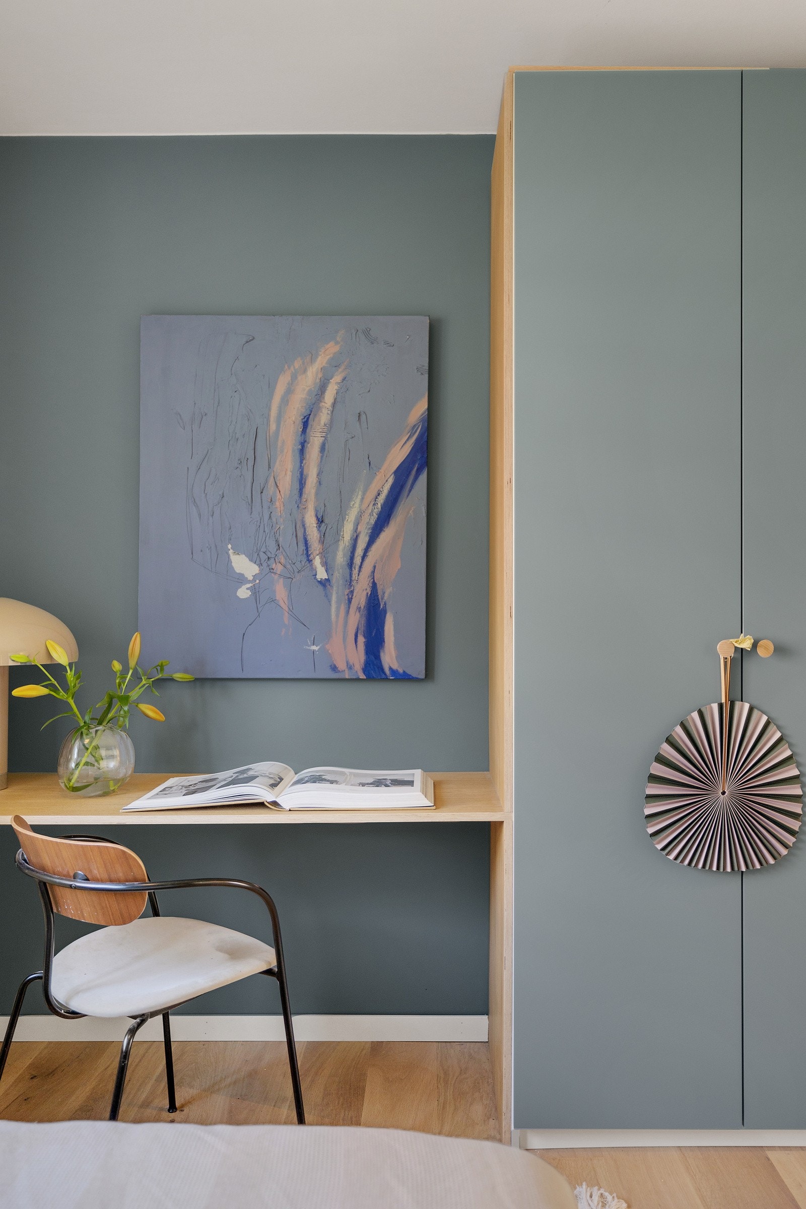Fastmontert skrivebord medfølger. Galleribilde