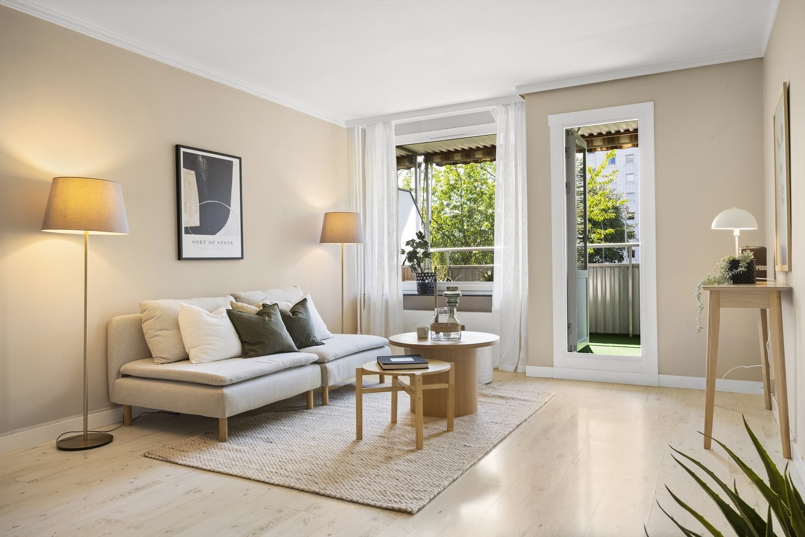 I stuen er det god plass til både sofa med tilhørende medie- og oppbevaringsmøblement. Galleribilde
