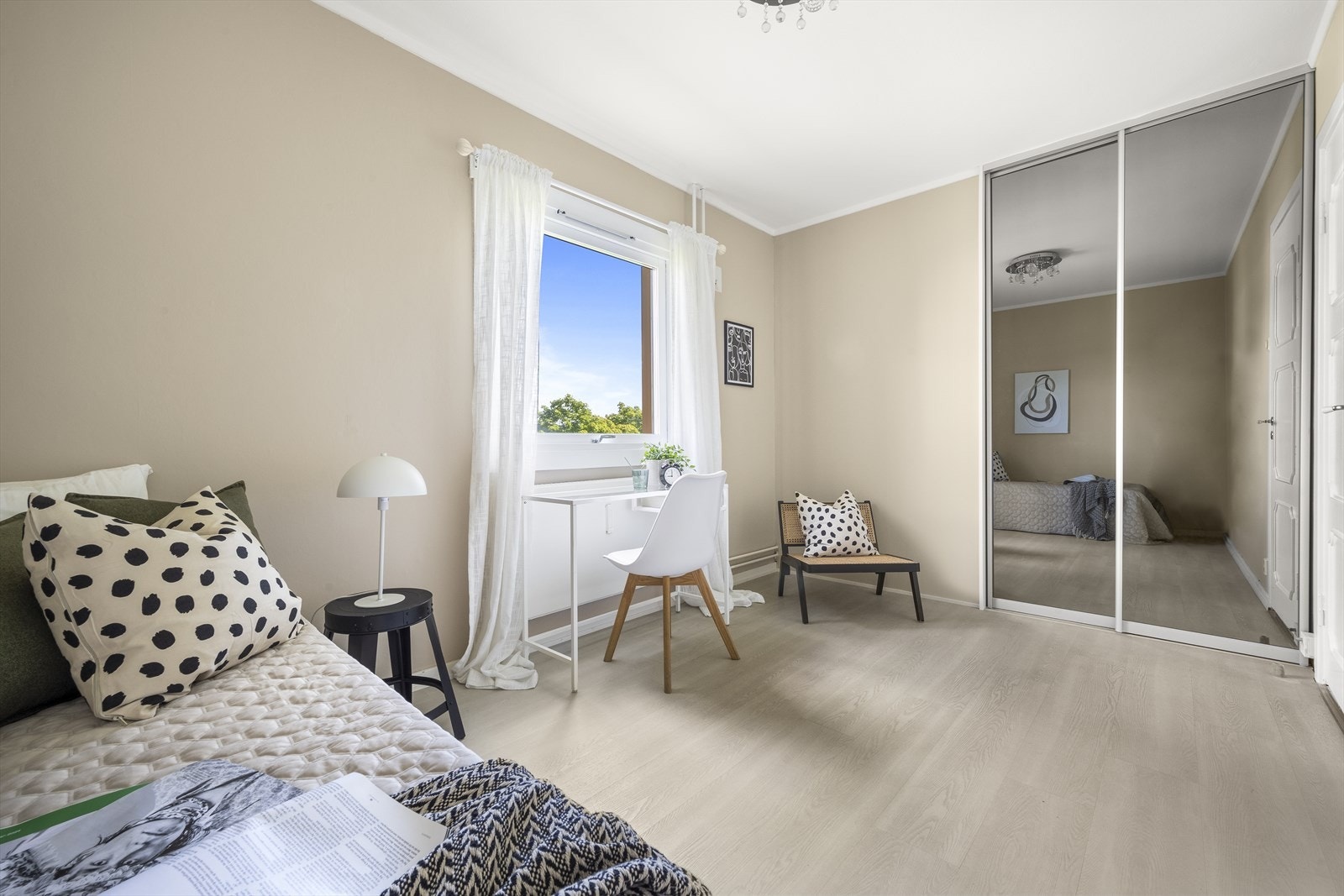 Det er montert skyvedørsgarderobe, også på dette soverommet. Galleribilde