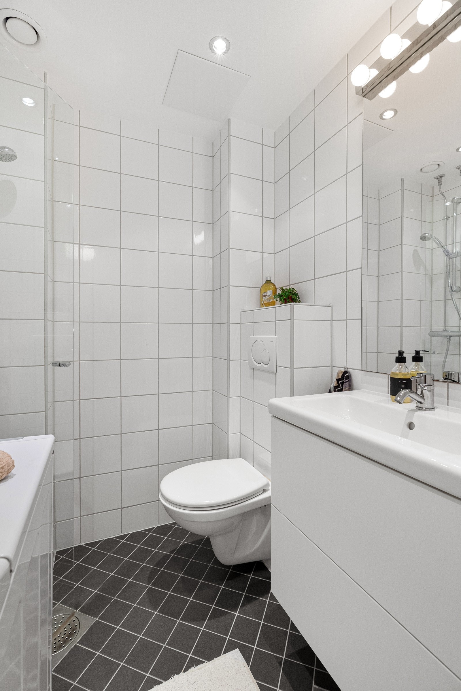 Pent flislagt bad i moderne stil Galleribilde