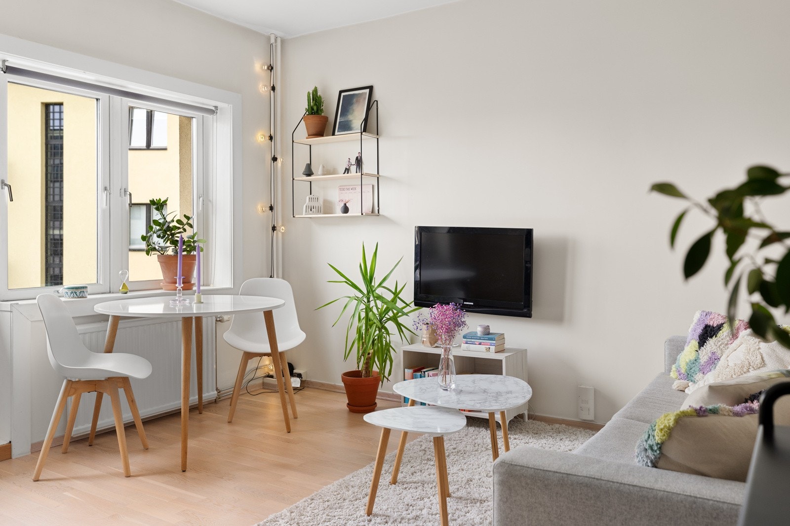 En lys og innbydende 2-roms vendt mot grønn og rolig bakgård Galleribilde