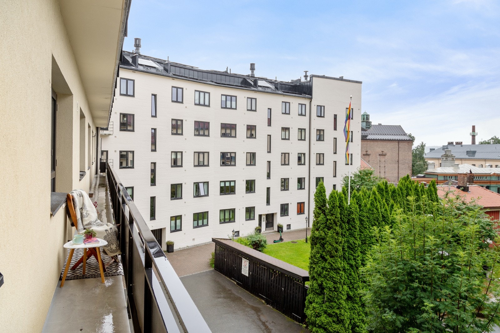 På balkongen er det plass til cafésett til å nyte solen i Galleribilde