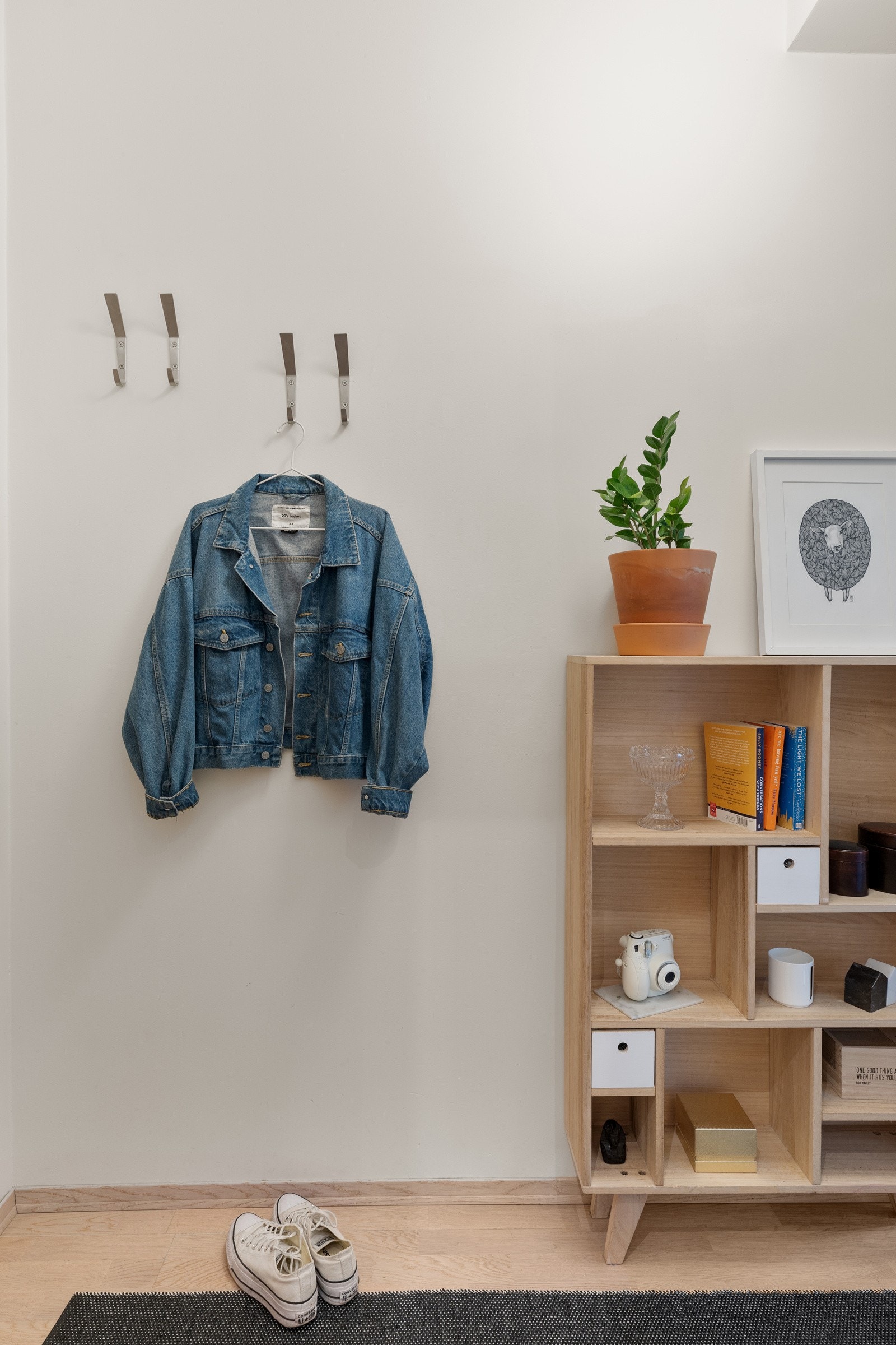 Her er det plass til oppheng av yttertøy, sko og ytterligere oppbevaringsmøblement Galleribilde