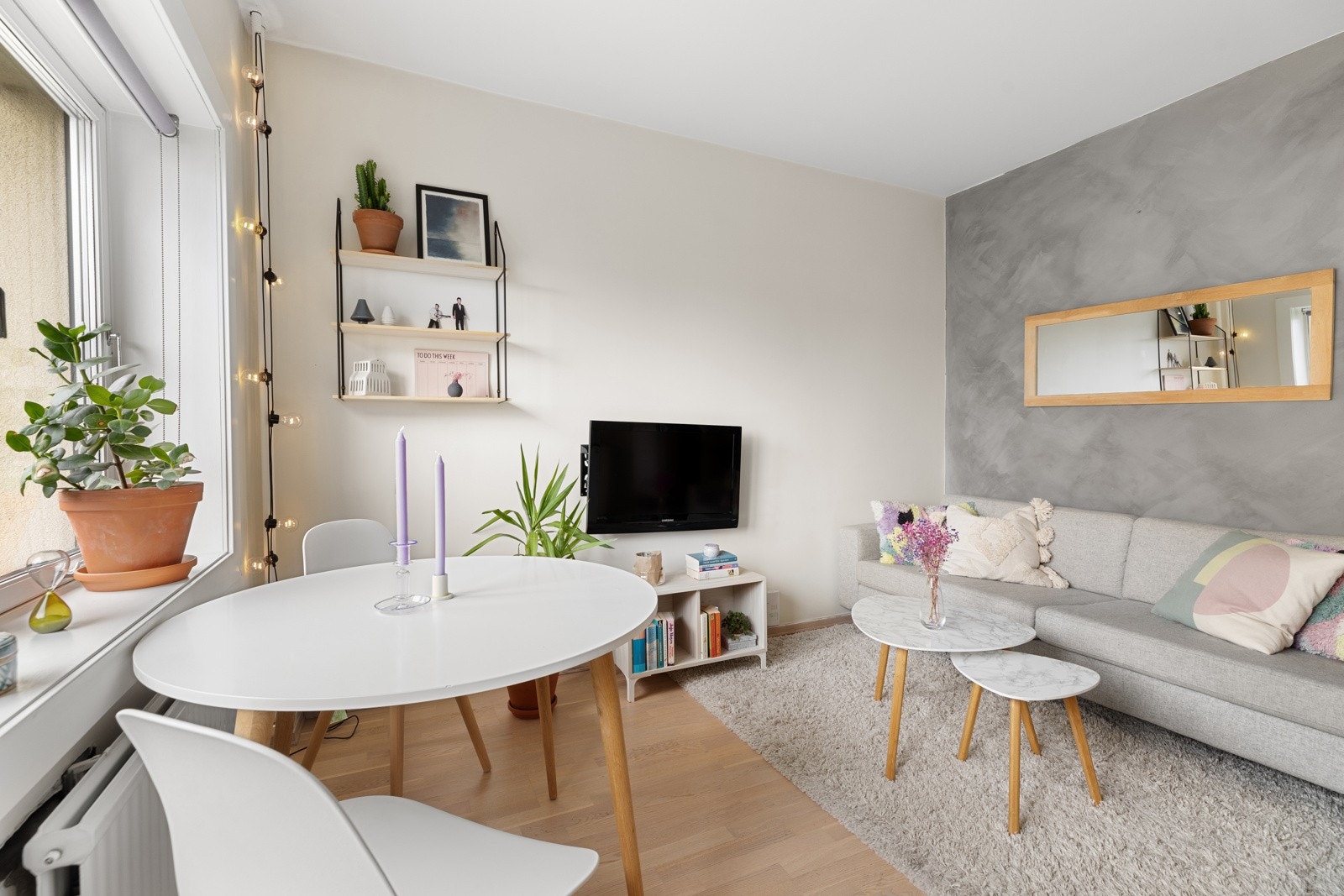 Plassering av sofa og spisebord gir en naturlig inndeling av rommet Galleribilde