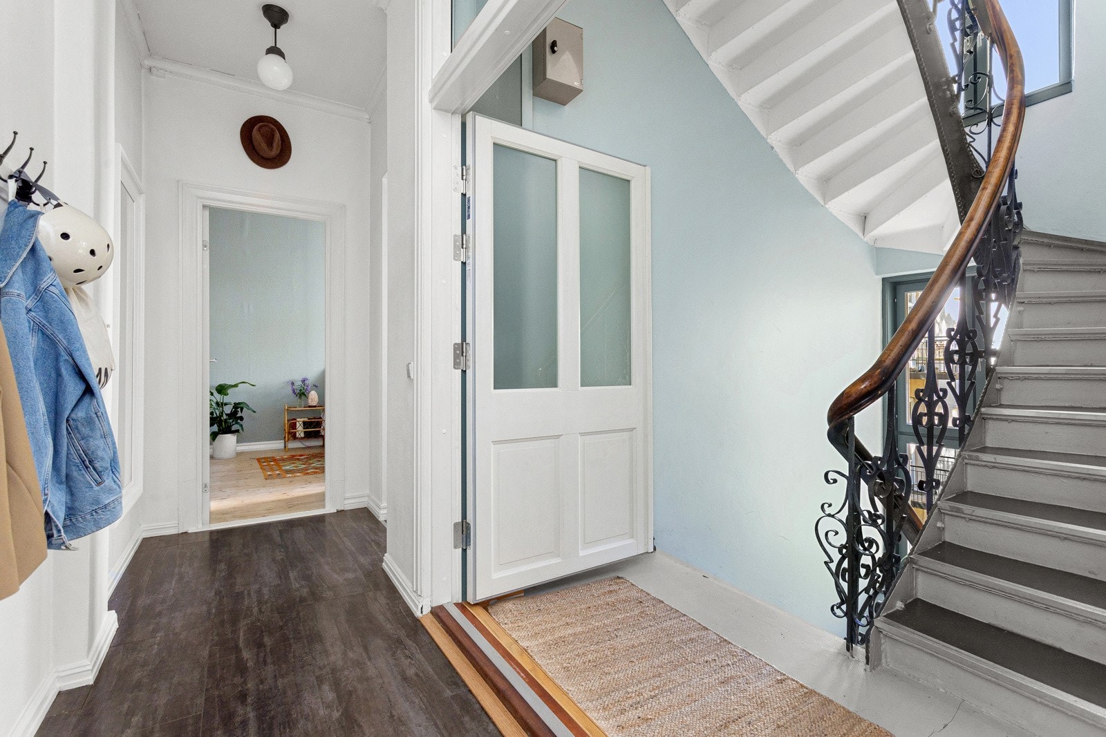 - Profilert dobbel entredør av tre med brannklasse B30 fra ukjent årstall. - Galleribilde