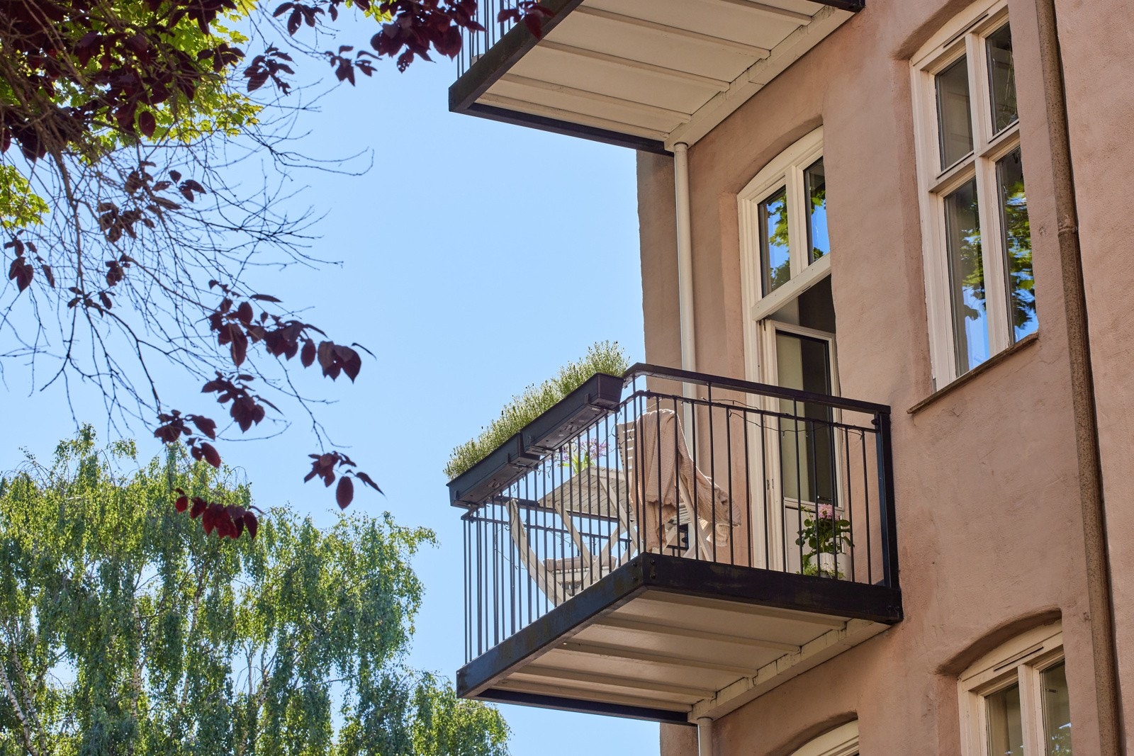 - Leiligheten ligger i en stille, rolig og nydelig bakgård, godt skjermet mot støy fra gatene rundt. - Galleribilde