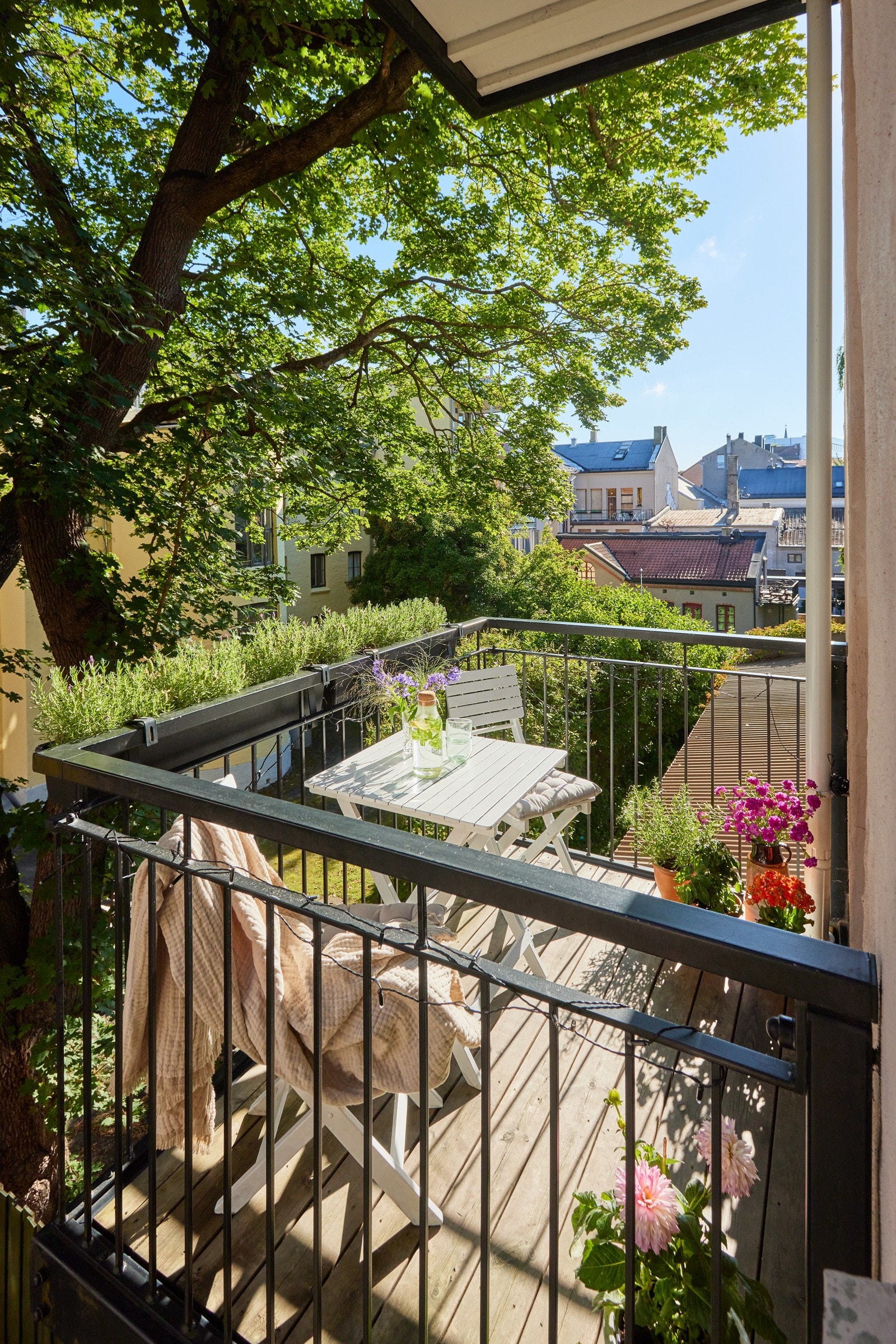 - Nydelig balkong på 3kvm med morgensol. - Galleribilde