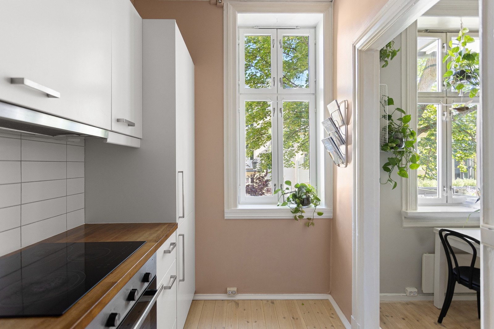 - Veggene ble malt i 2021, kjøkkenskapene malt i 2024, og vannlåsen til kummen ble oppgradert samme år. - Galleribilde