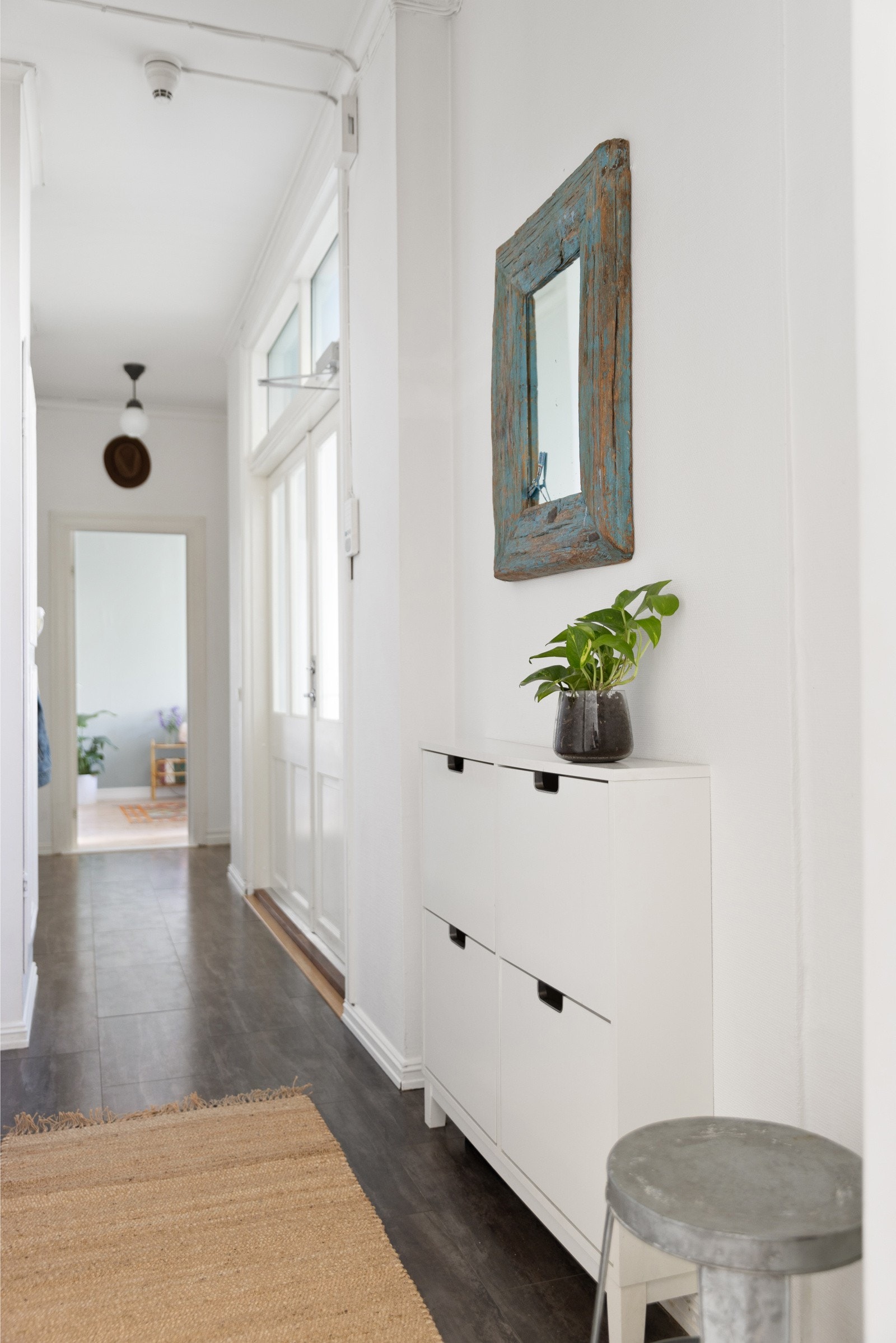 - Gulvflatene i leiligheten er belagt med tregulv kombinert med laminat i entrè. - Galleribilde