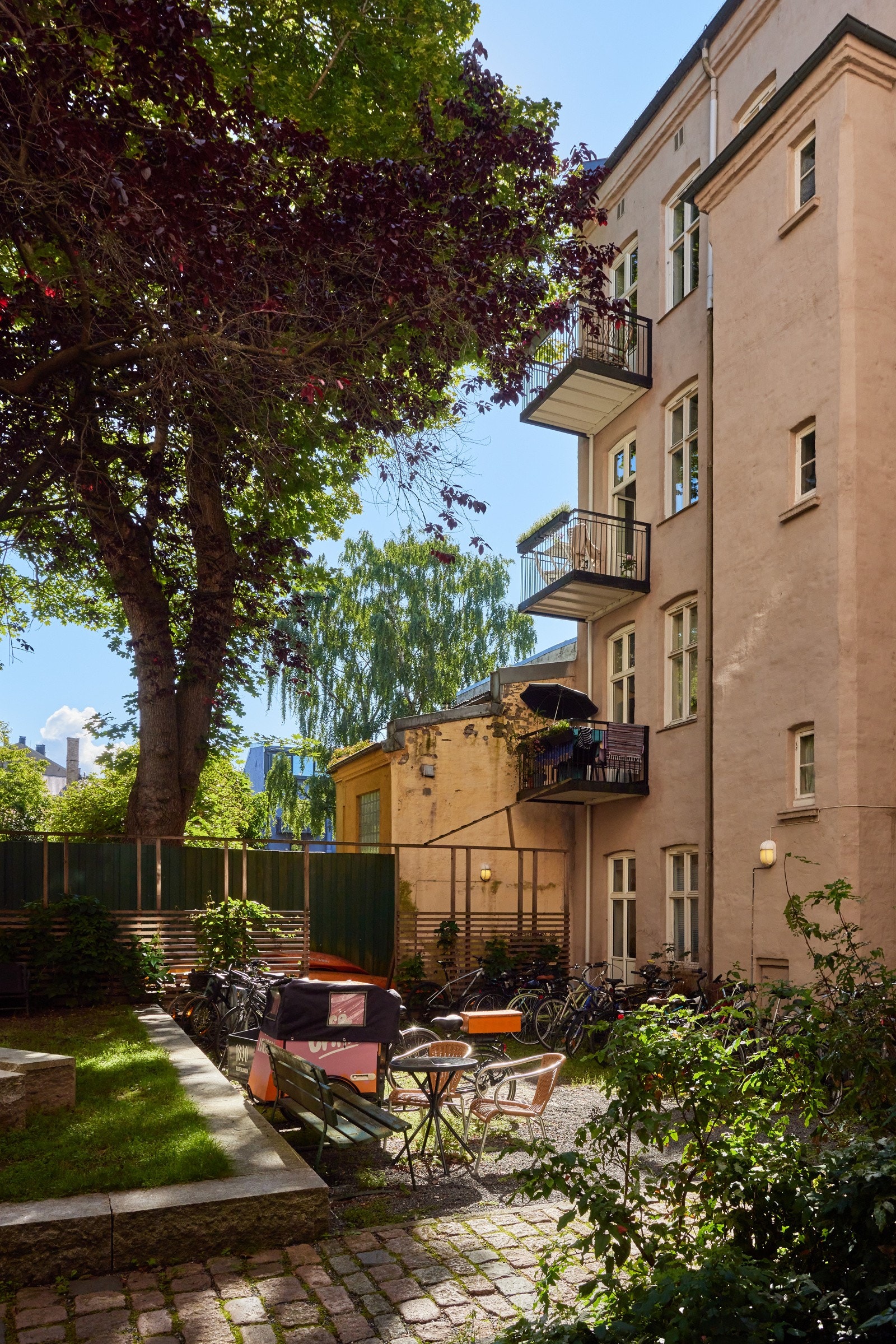 - Her befinner du deg i en rolig oase med alt av det du trenger av servicetilbud, rett utenfor hovedporten. - Galleribilde