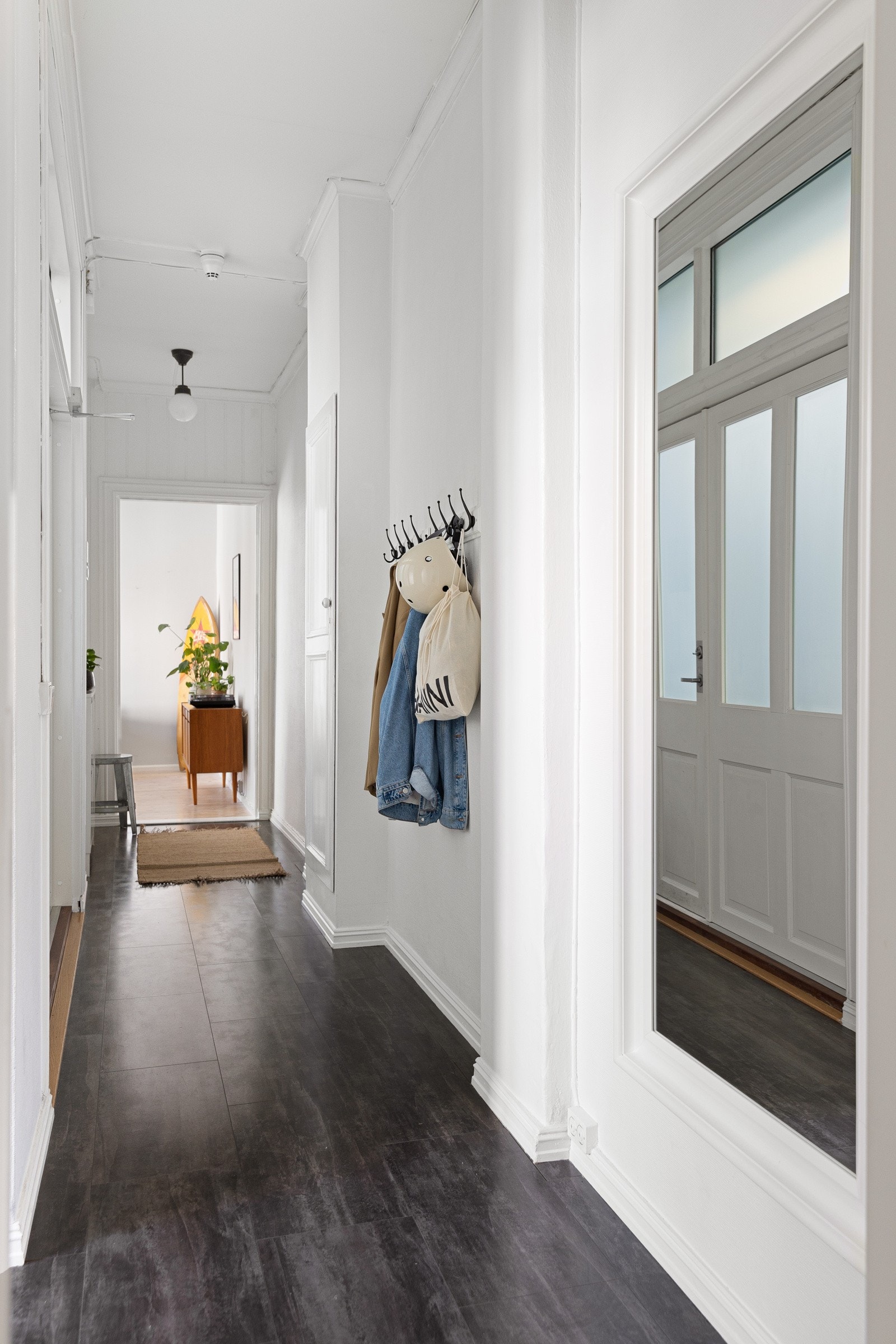 - Stor og romslig entré som gir gode oppbevaringsmuligheter. - Galleribilde