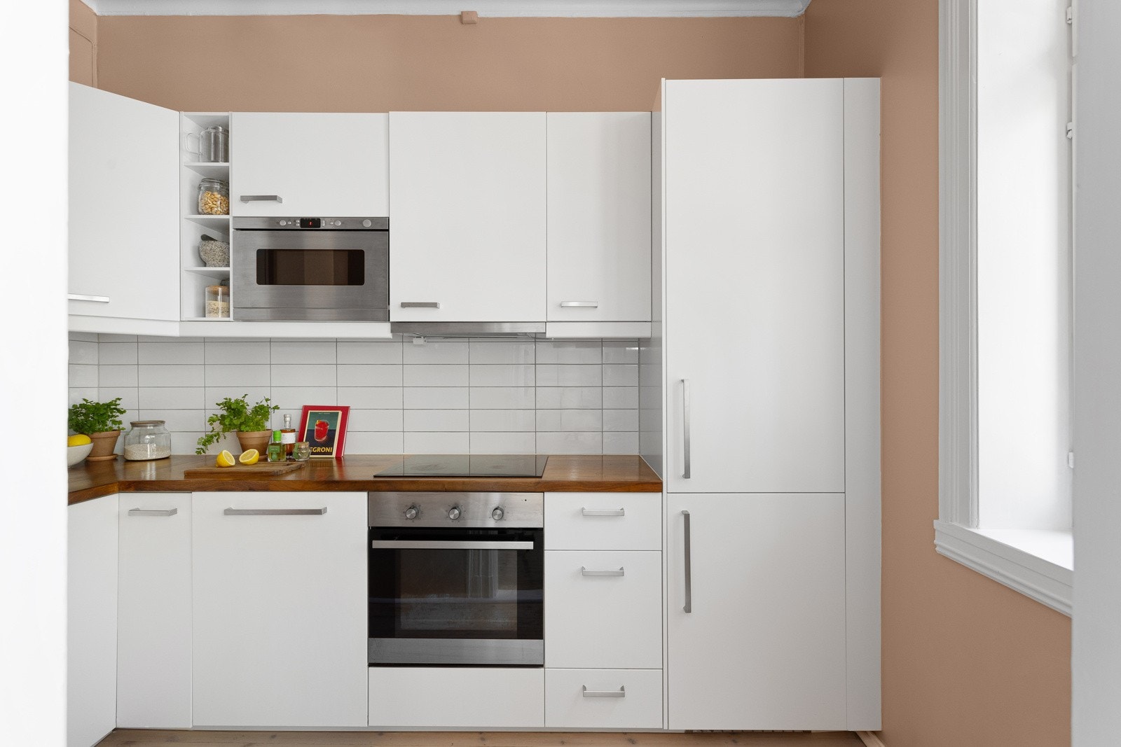 - Kjøkkenet fra 2013, har en delvis åpen løsning mot stuen. - Galleribilde