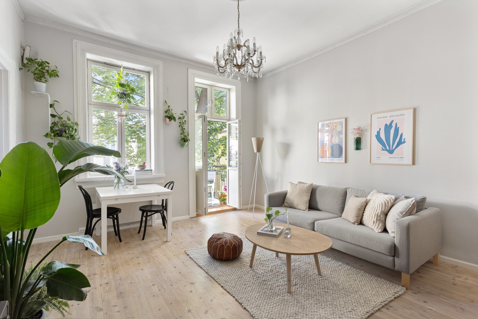 - Leiligheten har sin egne etasje, med store vinduer og generøs takhøyde, som skaper en luftig og stor romfølelse. - Galleribilde