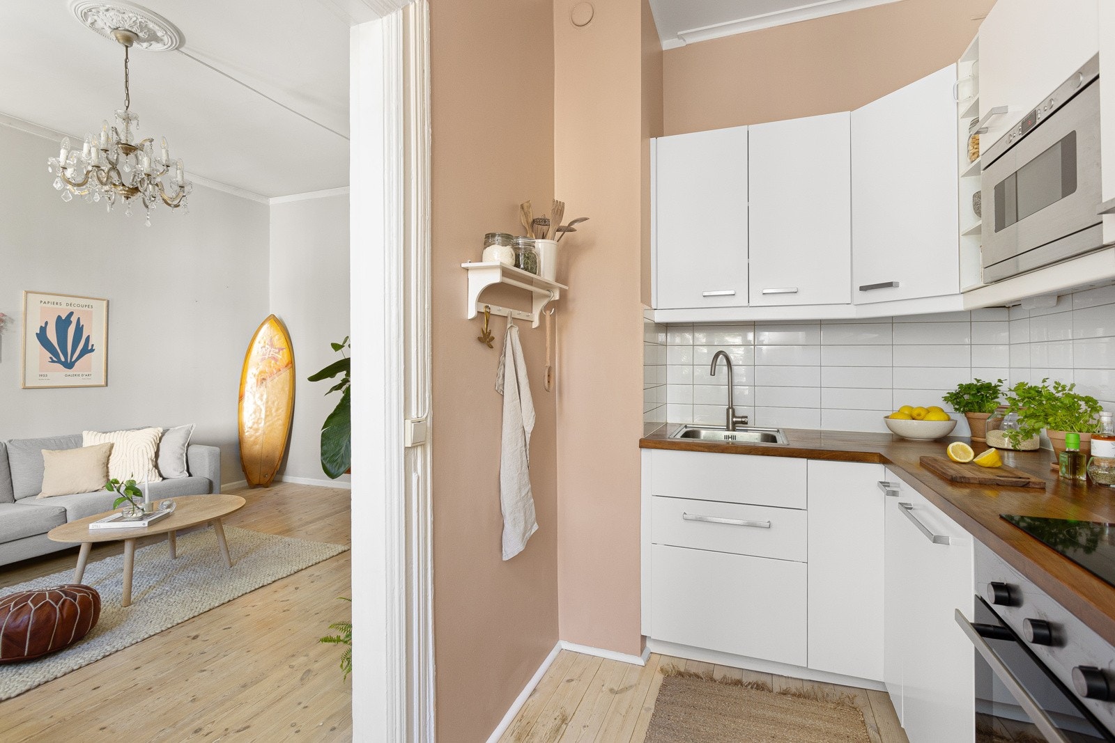 - Kjøkkenet er utstyrt med integrerte hvitevarer, inkludert kjøleskap med frysedel, komfyr, platetopp, oppvaskmaskin og kjøkkenventilator med kullfilter. - Galleribilde