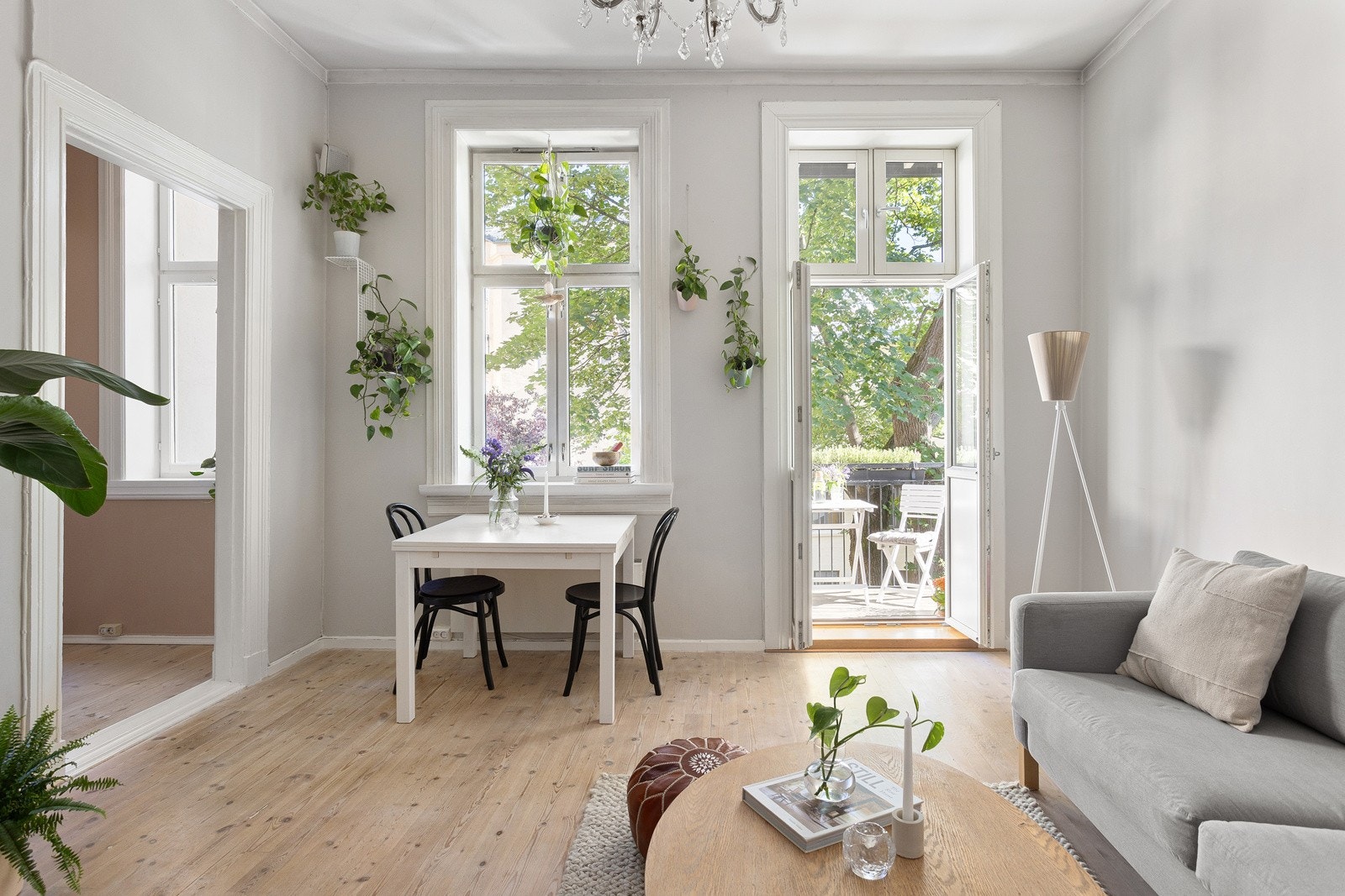 - Takhøyde i stuen er målt til: 3,12 meter. - Galleribilde