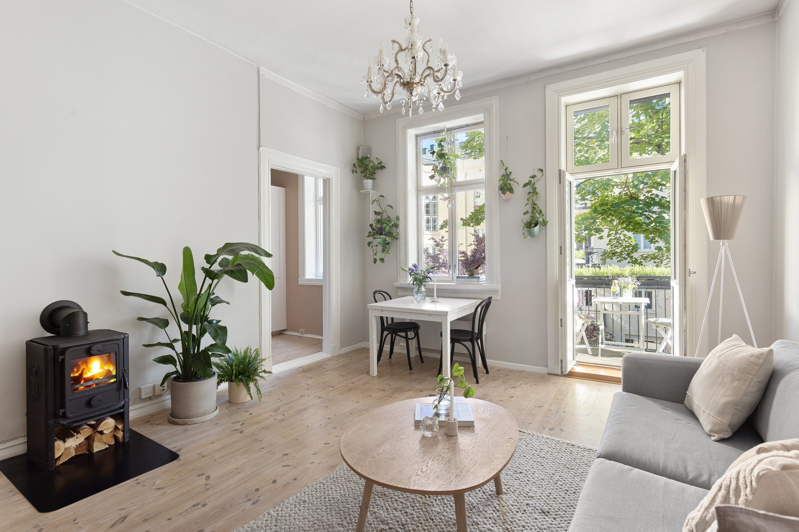 - Peis og stukkatur i stuen setter et fint særpreg på boligen. - Galleribilde