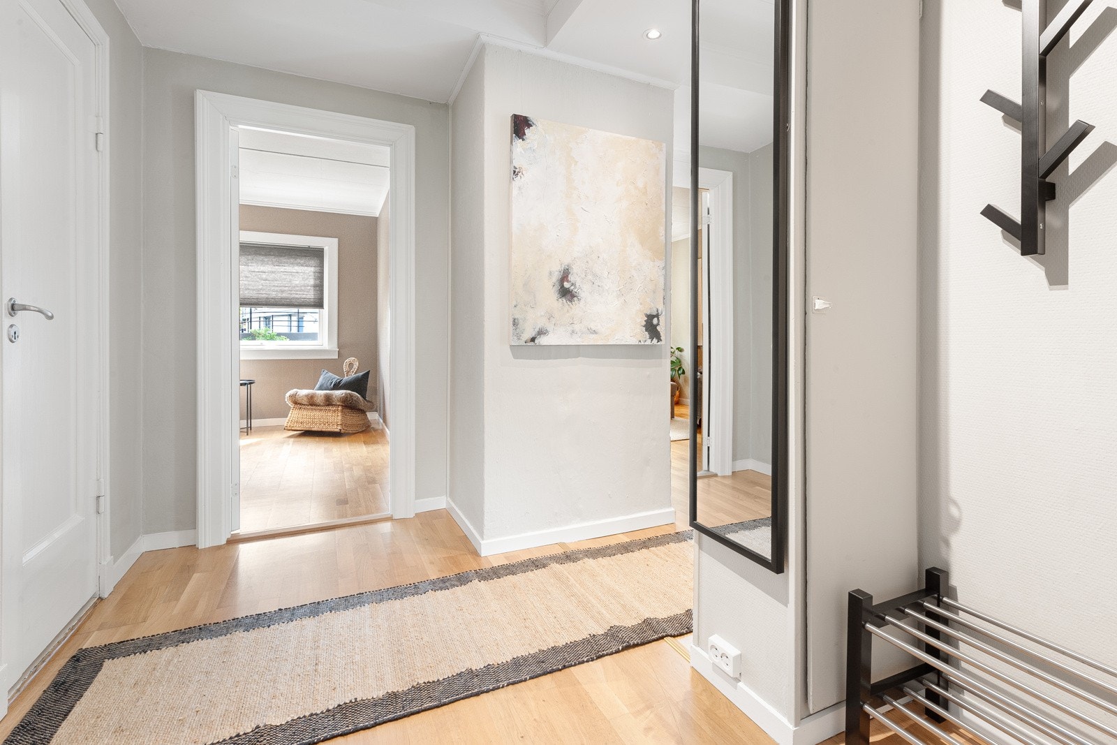 Velkommen inn | Stor og fin gang med plass til gode garderobeløsninger Galleribilde
