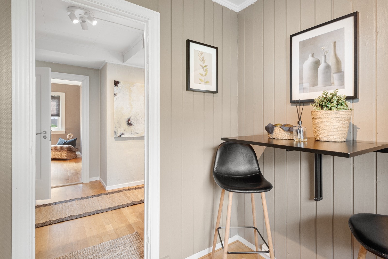 Kjøkkenet har også plass til spisebord for enklere måltid. Galleribilde