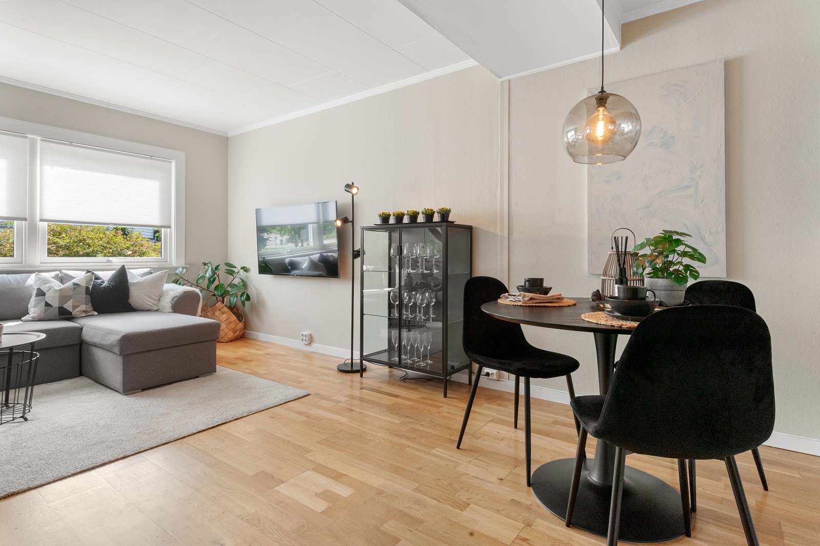 Stuens størrelse og form gir plass til stor sittegruppe og spisebord Galleribilde