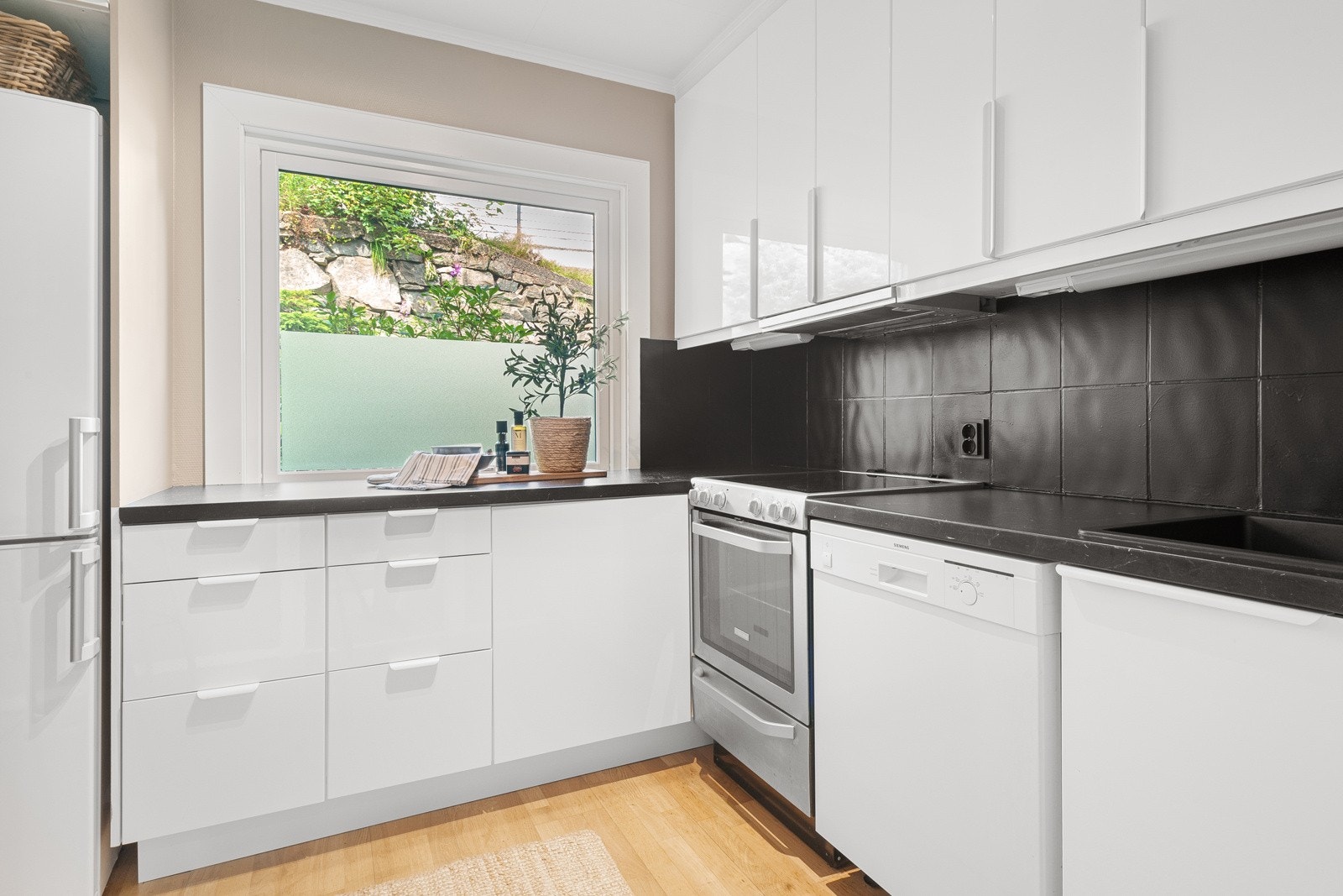 Pent kjøkken | Fronter, benkeplate samt vask og armatur ble fornyet i 2021 Galleribilde