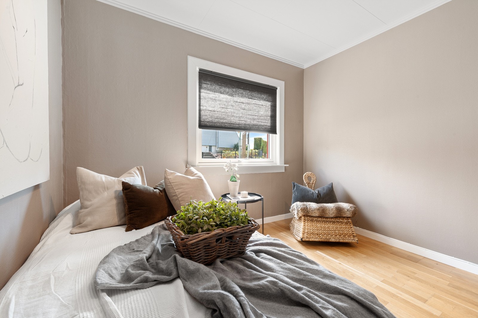 Gulvene er lagt med parkett og vegger malt i varme og tidsriktige farger. Galleribilde