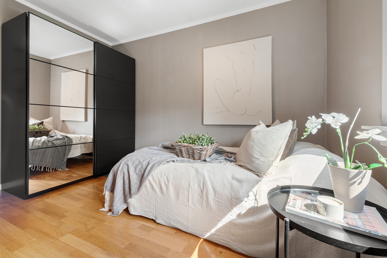 Begge soverommene har plass til gode garderobeløsninger. Galleribilde