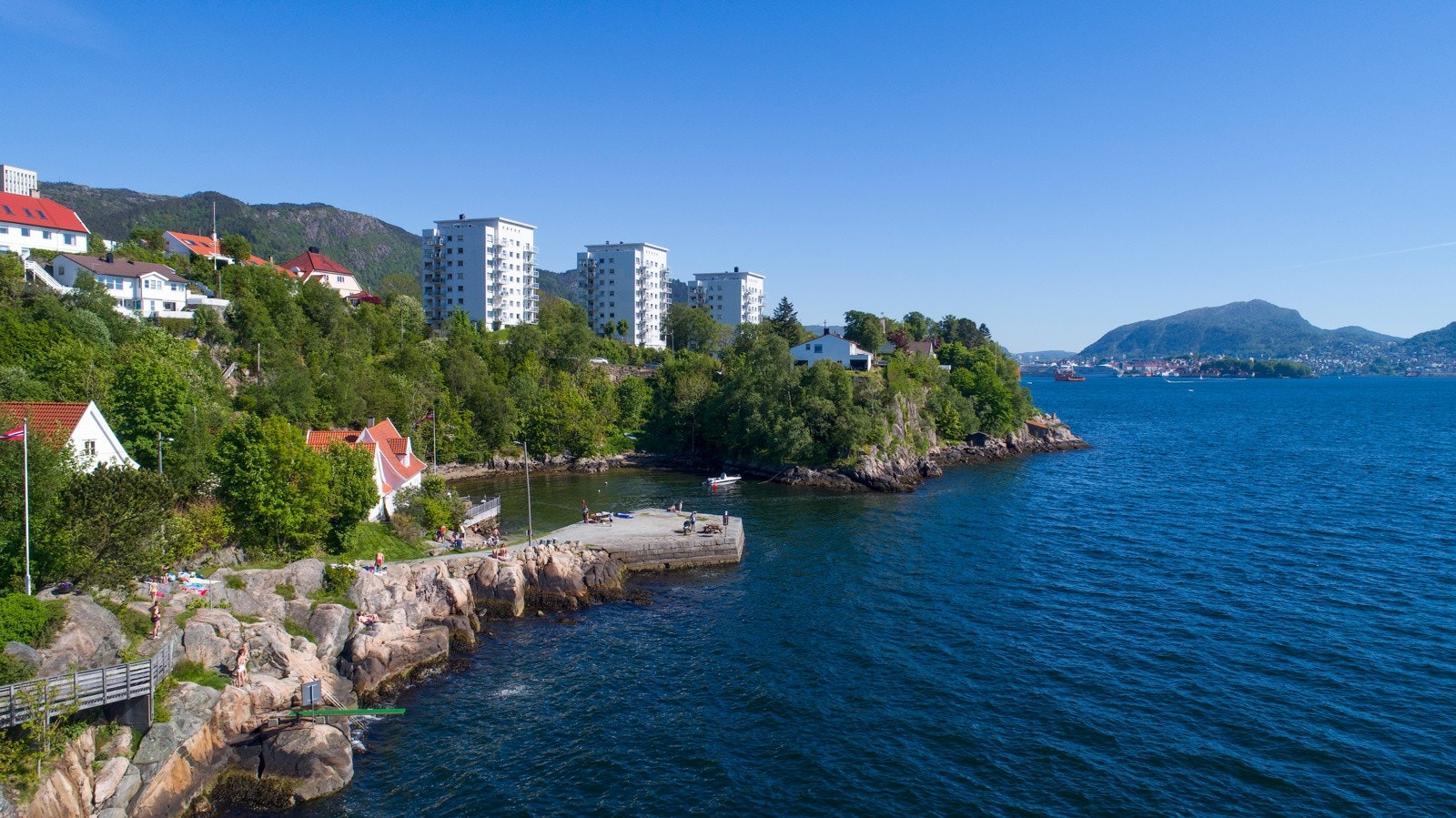 Fra leiligheten får du også gangavstand ned til fin badeplass samt gangavstand til barnehage og skole. Galleribilde