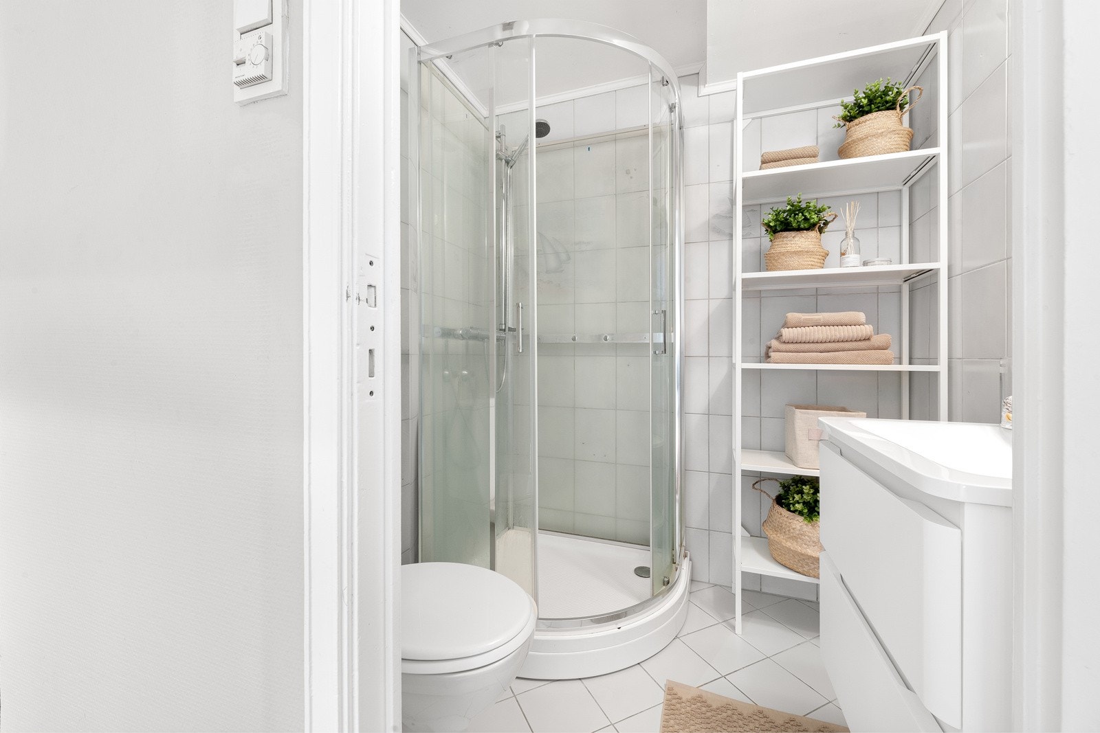 I 2023 ble servant og innredning fornyet | I 2022 ble dusjkabinett og dusjarmatur fornyet. Galleribilde